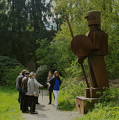 Besuchergruppe des Brühler Kunstvereins vor Skulptur von Anatol(c)BKV