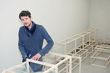 Magnus Sönning beim Aufbau in der Schlosserei, Foto: Kathrin Höhne