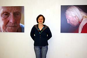 Cornelia Rößler zwischen ihren Portraits; ©Wagner/BKV
